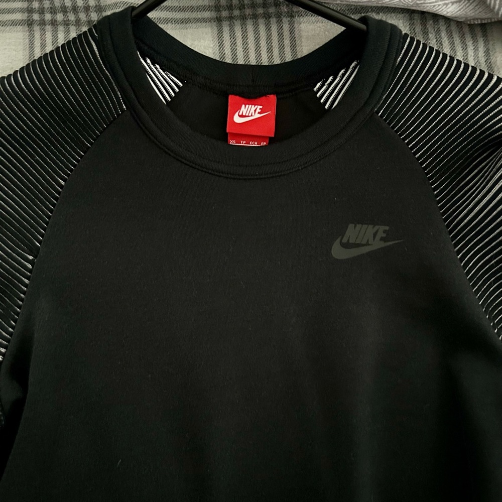 Crew neck size xs but can fit a medium